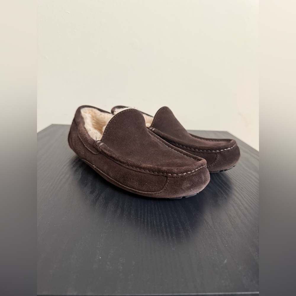 UGG MEN'S BROWN ASCOT SLIPPERS SUEDE MOCCASIN SHOES SZ 8 - Picture 1 of 8
